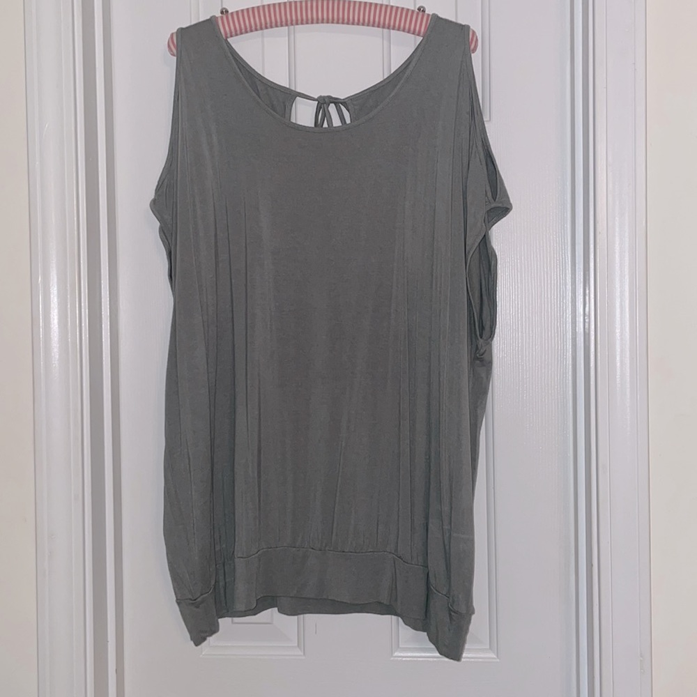 PLUS SIZE PEEP SHOULDER TOP